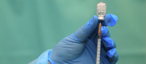 Врач готовит вакцину от коронавируса COVID-19 Pfizer-BioNTech - Sputnik Кыргызстан