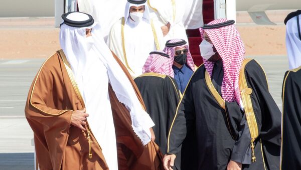 Наследный принц Саудовской Аравии Мохаммед бен Салман встречает эмира Катара Тамима бин Хамада аль-Тани, который прибыл для участия в 41 саммите Совета сотрудничества арабских государств Персидского залива. 5 января 2021 года - Sputnik Кыргызстан