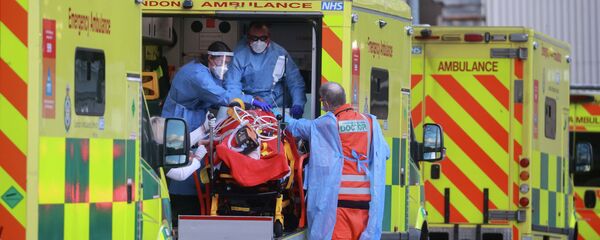 Медики скорой помощи перевозят пациента в Королевскую лондонскую больницу в Лондоне, Великобритания Медики скорой помощи перевозят пациента в Королевскую лондонскую больницу в Лондоне, Великобритания - Sputnik Кыргызстан