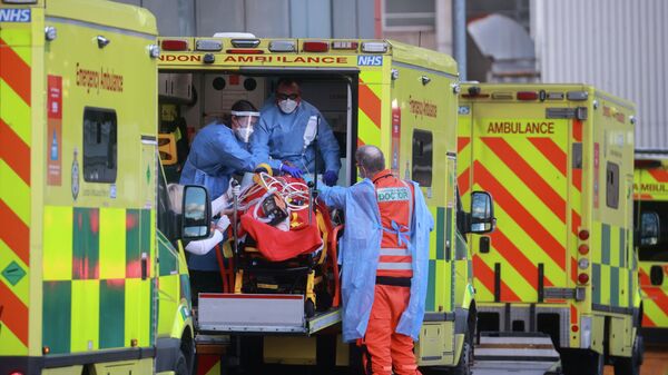 Медики скорой помощи перевозят пациента в лондонскую больницу. Архивное фото - Sputnik Кыргызстан