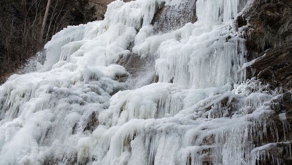 Замерзший водопад. Архивное фото - Sputnik Кыргызстан