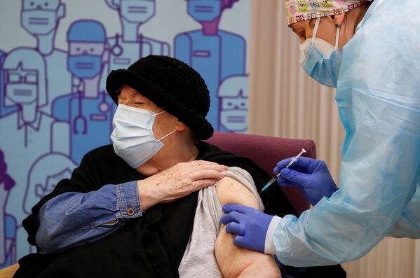 79-летняя жительница дома престарелых получает инъекцию вакцины Pfizer-BioNTech в Лериде, Испания - Sputnik Кыргызстан