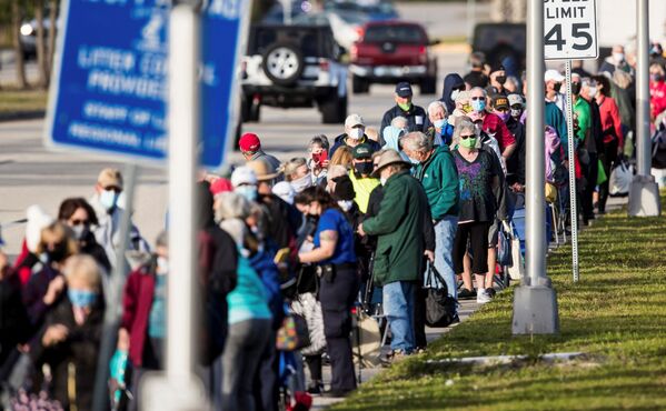 Сотни людей стоят в очереди на вакцинацию от COVID-19, в Форт-Майерс, Флорида, США - Sputnik Кыргызстан