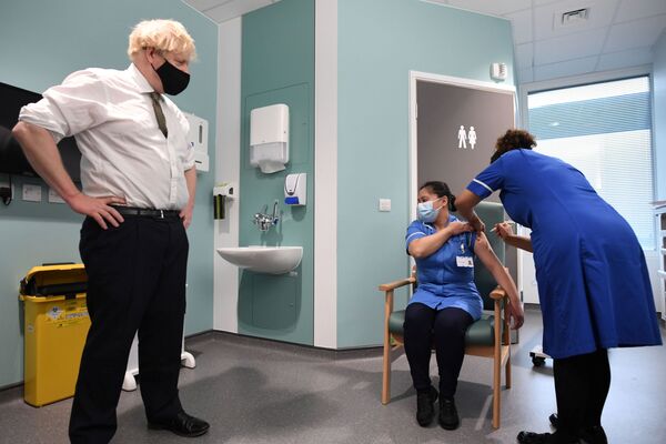 Премьер-министр Великобритании Борис Джонсон наблюдает за вакцинацией во время своего визита в больницу Chase Farm на севере Лондона - Sputnik Кыргызстан
