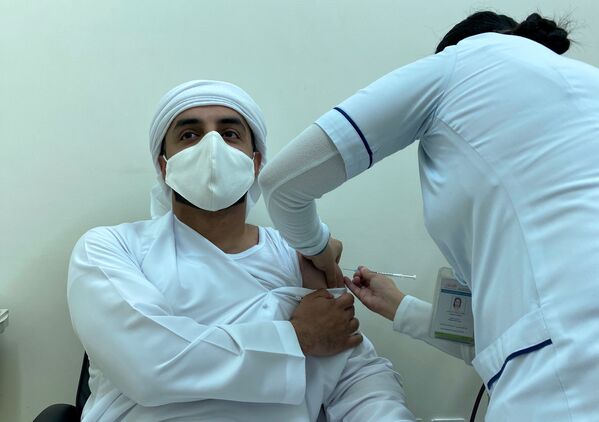 Мужчина получает дозу вакцины против COVID-19 в Дубае, Объединенные Арабские Эмираты - Sputnik Кыргызстан