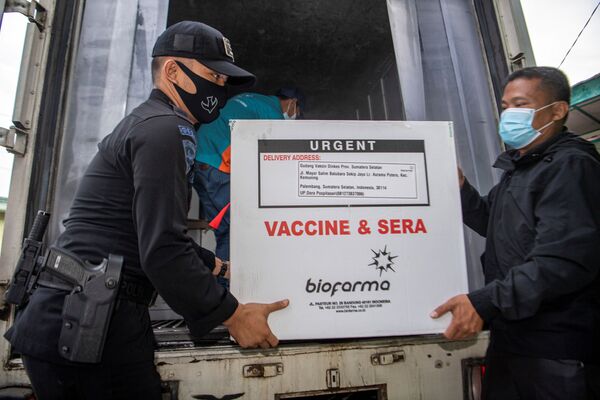 Разгрузка вакцины от COVID-19 на Суматре, Индонезия - Sputnik Кыргызстан