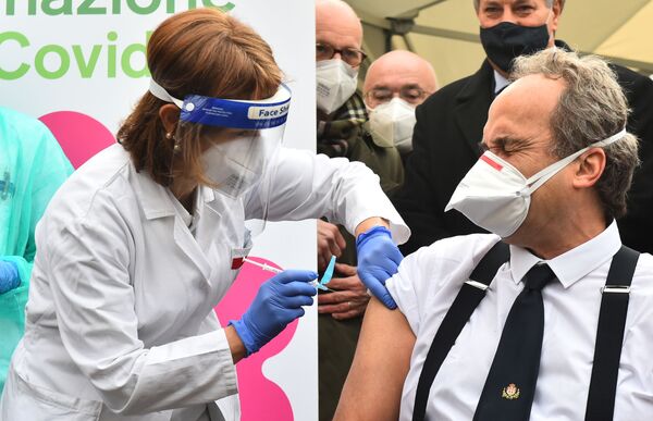 Доктор Джованни Ди Перри проходит вакцинацию от коронавируса в больнице Амедео ди Савойя в Турине, Италия - Sputnik Кыргызстан