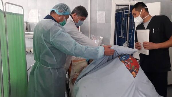 Министр здравоохранения Алымкадыр Бейшеналиев посетил пострадавших от взрыва в кафе в Таласе - Sputnik Кыргызстан