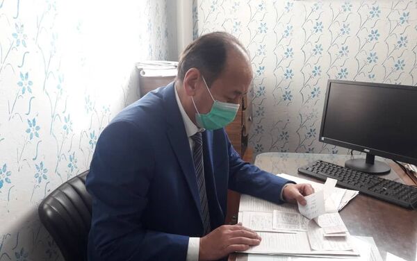 Министр здравоохранения Алымкадыр Бейшеналиев посетил пострадавших в результате взрыва в Таласской области и провел консилиум по состоянию их здоровья, сообщила пресс-служба Минздрава - Sputnik Кыргызстан
