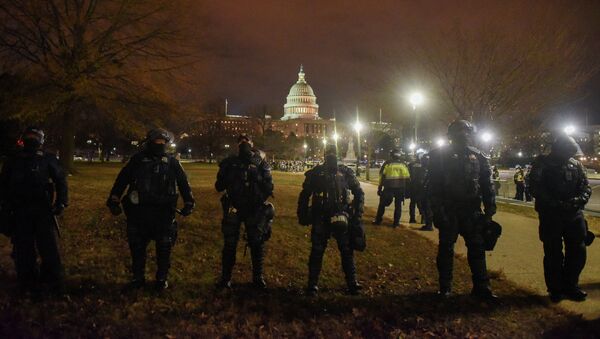 Сотрудники правоохранительных органов стоят на страже около Капитолия во время акции протестов сторонников Дональда Трампа в Вашингтоне, США. 6 января 2021 года - Sputnik Кыргызстан