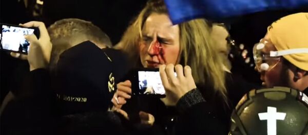 Канжалаган аял, полиция менен кагылышкан Трамптын тарапташтары. Видео - Sputnik Кыргызстан