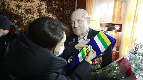 Вице-премьер Эльвира Сурабалдиева проведала ветерана Великой Отечественной войны Павла Нестерова, которому через неделю исполнится 100 лет - Sputnik Кыргызстан