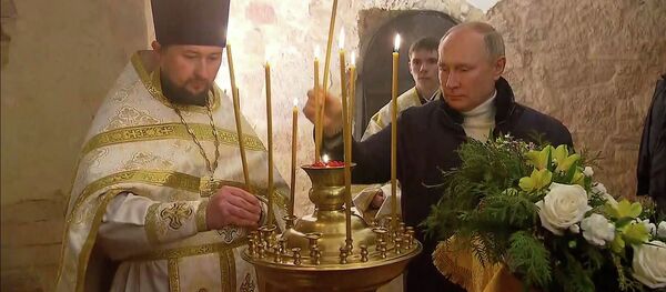 Путин посетил рождественское богослужение в древней новгородской церкви Николы на Липне - Sputnik Кыргызстан