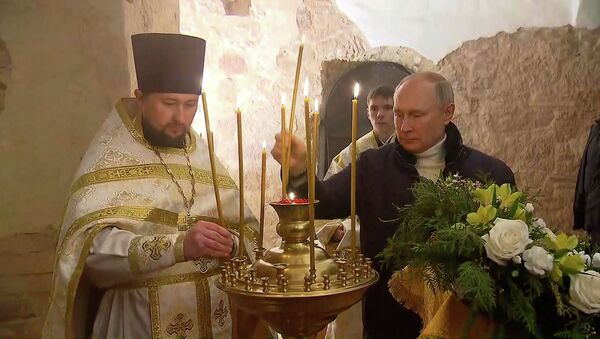 Путин посетил рождественское богослужение в древней новгородской церкви Николы на Липне - Sputnik Кыргызстан