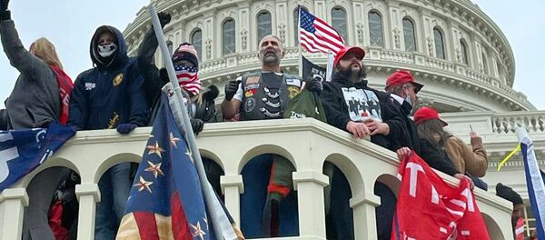 Участники акции протеста сторонников действующего президента США Дональда Трампа у здания конгресса в Вашингтоне. Участники акции протеста сторонников действующего президента США Дональда Трампа у здания конгресса в Вашингтоне. - Sputnik Кыргызстан