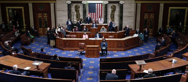 Вице-президент США Майк Пенс и спикер Палаты представителей Нэнси Пелоси после прочтения окончательного подтверждения голосов коллегии выборщиков в Капитолии в Вашингтоне, США. 7 января 2021 года - Sputnik Кыргызстан