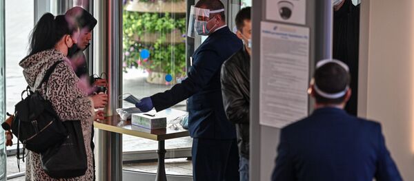 Посетители у входа в торговый центр. Архивное фото - Sputnik Кыргызстан