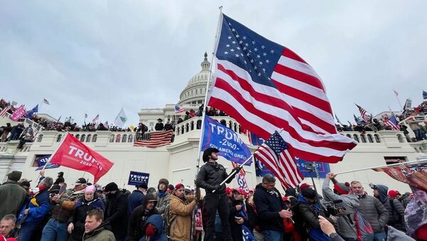 Участники акции протеста сторонников действующего президента США Дональда Трампа у здания конгресса в Вашингтоне. - Sputnik Кыргызстан