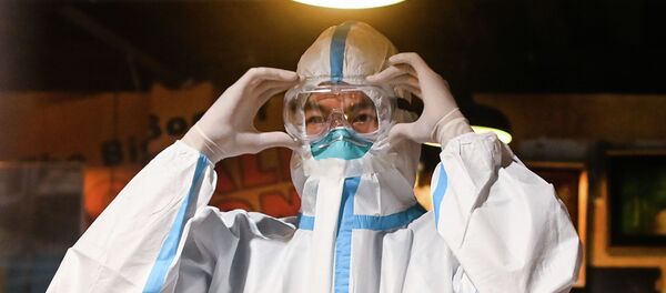 Медицинский работник в СИЗ во время работы. Архивное фото - Sputnik Кыргызстан