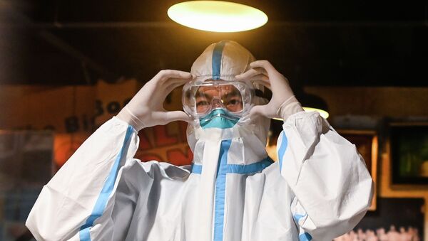 Медицинский работник в СИЗ во время работы. Архивное фото - Sputnik Кыргызстан