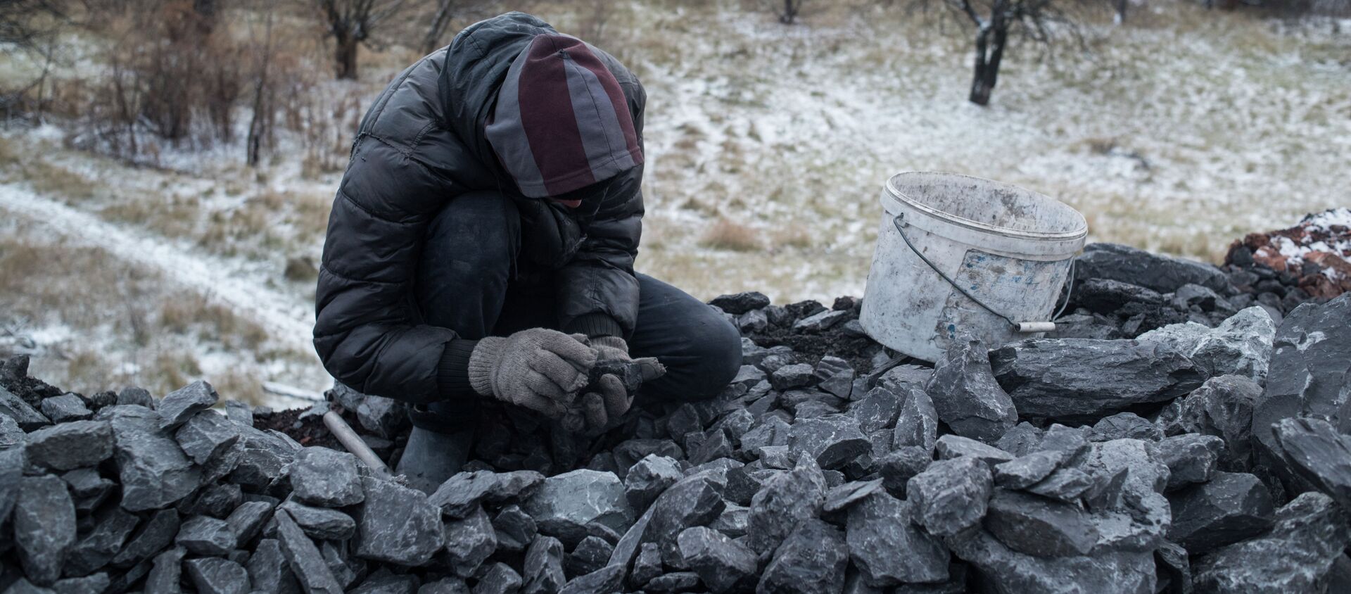 Мужчина собирает уголь. Архивное фото - Sputnik Кыргызстан, 1920, 09.10.2021