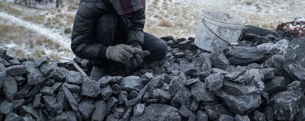 Мужчина собирает уголь. Архивное фото - Sputnik Кыргызстан