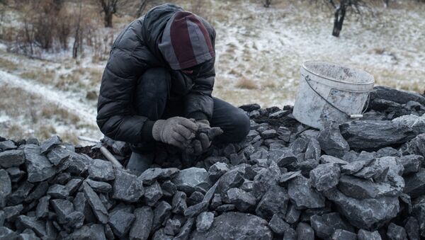 Мужчина собирает уголь. Архивное фото - Sputnik Кыргызстан