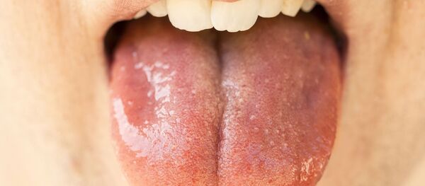 Девушка с высунутым языком - Sputnik Кыргызстан