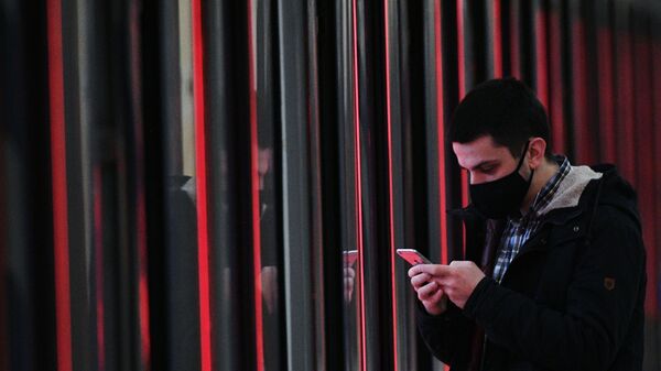 Мужчина держит смартфон в руках. Архивное фото - Sputnik Кыргызстан