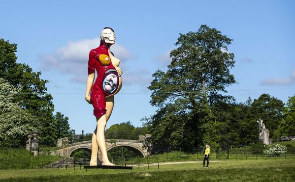 Десятиметровая скульптура The Virgin Mother художника Дэмиена Херста в Йоркширском парке скульптур - Sputnik Кыргызстан