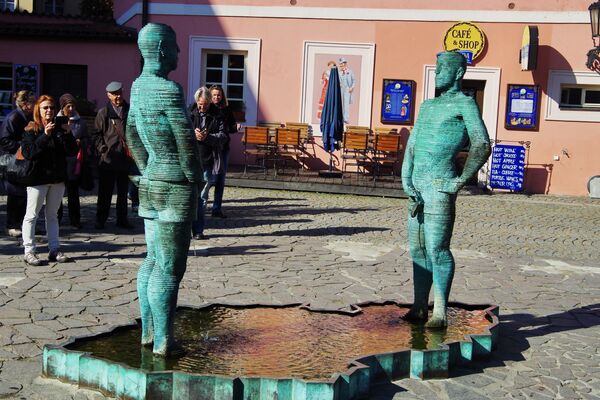 Скульптура-фонтан Писающие мужчины у входа в музей Франца Кафки, Прага - Sputnik Кыргызстан