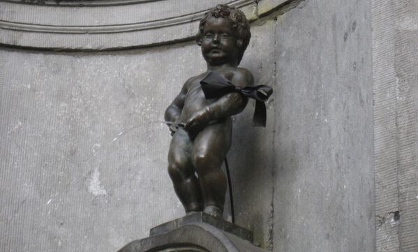Знаменитая брюссельская статуя Писающий мальчик - Sputnik Кыргызстан