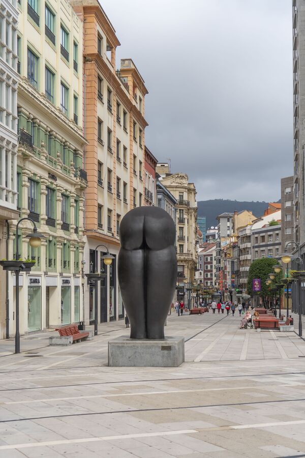 Скульптурное изображение попы в Авьедо, Испания - Sputnik Кыргызстан