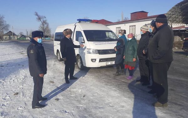 Ички иштер министрлиги эки ички иштер бөлүмүнө атайын жабдылган кичи автобустарды өткөрүп берген. - Sputnik Кыргызстан