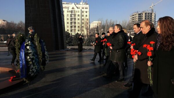 В Бишкеке наблюдатели от СНГ возложили цветы к Вечному огню — видео - Sputnik Кыргызстан