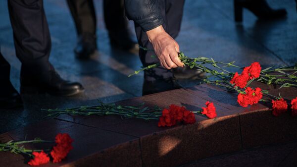 Возложение цветов к вечному огню. Архивное фото  - Sputnik Кыргызстан