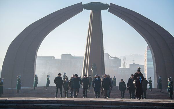 Возложение венков к Вечному огню членами МПА СНГ в Бишкеке - Sputnik Кыргызстан