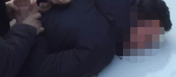 Жерге жаткырып кишен салып... Акча опузалады делген активисттерди кармаган видео - Sputnik Кыргызстан