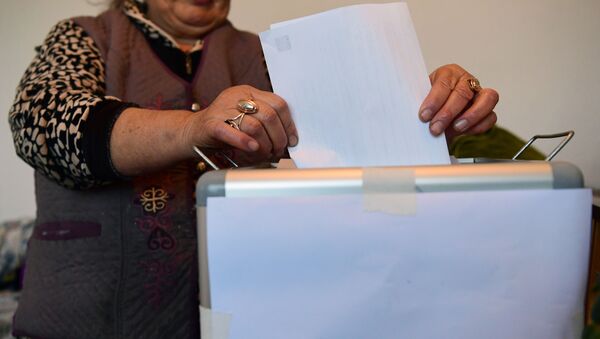 Женщина во время голосования - Sputnik Кыргызстан