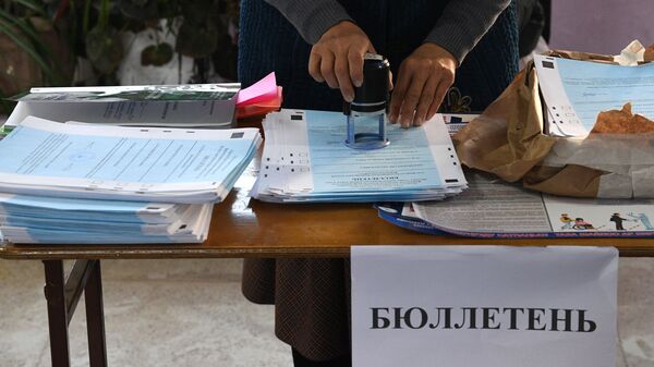 Женщина проштамповывает бюллетени во время подготовки избирательного участка в Бишкеке. Архивное фото - Sputnik Кыргызстан