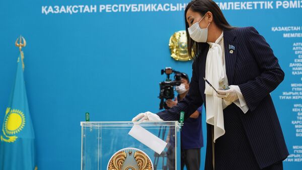 Девушка голосует на выборах в Казахстане. Архивное фото - Sputnik Кыргызстан