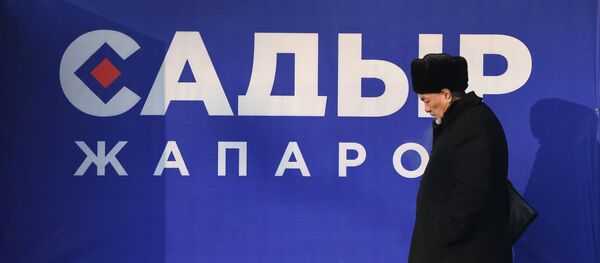 Агитационный билборд кандидата в президенты Кыргызской Республики Садыра Жапарова на транспортной остановке в Бишкеке - Sputnik Кыргызстан