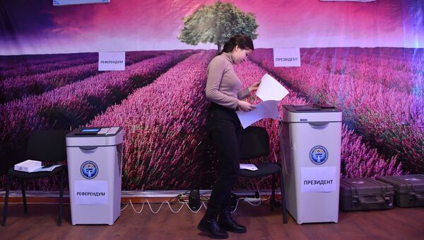 Подготовка избирательных участков к выборам президента КР в Арашане - Sputnik Кыргызстан