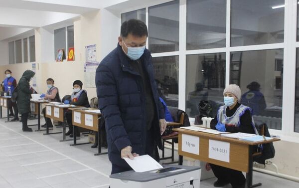 Мэр Баткена Мамыржан Рахимов проголосовал на участке № 8074. Всего в городе зарегистрировано 15 595 избирателей - Sputnik Кыргызстан