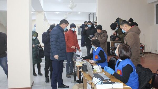 Голосование на досрочных выборах президента и референдуме в Баткене - Sputnik Кыргызстан