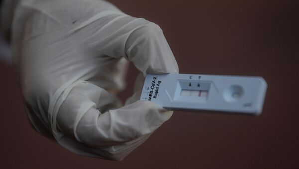 Медицинский работник проводит экспресс-тест на обнаружение антигена SARS-CoV-2 - Sputnik Кыргызстан