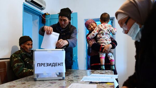 Выездное голосование на досрочных выборах президента и референдуме в Кыргызстане - Sputnik Кыргызстан