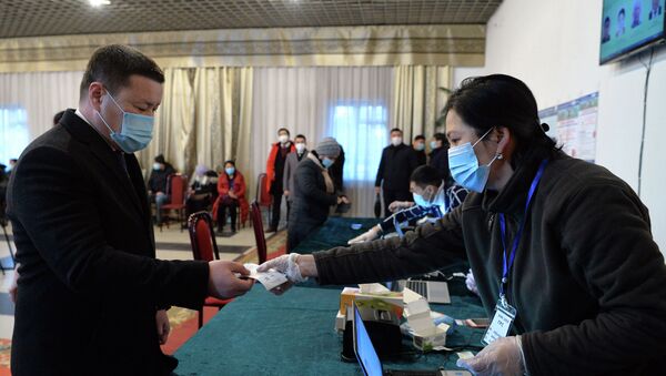 И. о. президента КР, торага ЖК Талант Мамытов проголосовал на досрочных выборах президента КР - Sputnik Кыргызстан