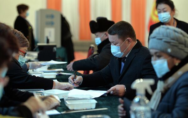 И. о. президента проголосовал на избирательном участке № 1053 в Бишкеке, расположенном в здании культурно-развлекательного центра Белек. - Sputnik Кыргызстан