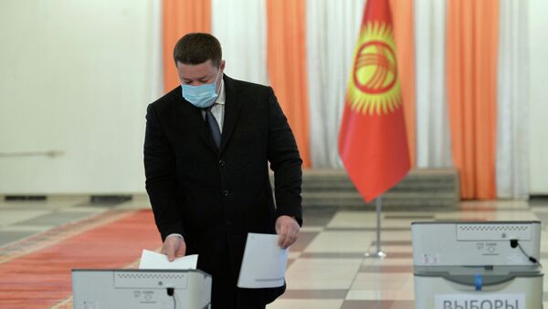 Президенттин милдетин аткаруучу, ЖК төрагасы Талант Мамытов добуш берүү учурунда - Sputnik Кыргызстан